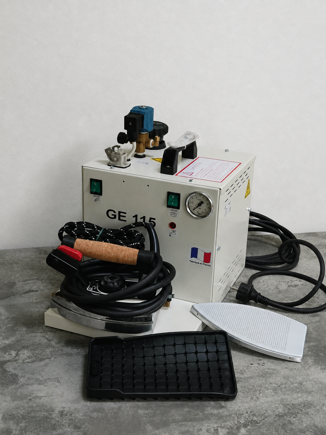 Centrale vapeur professionnelle avec fer et pédale.